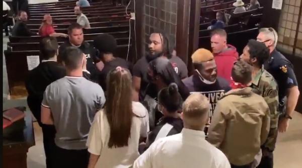 au dat navala in biserica peste credinciosi isi propun sa ne distruga video