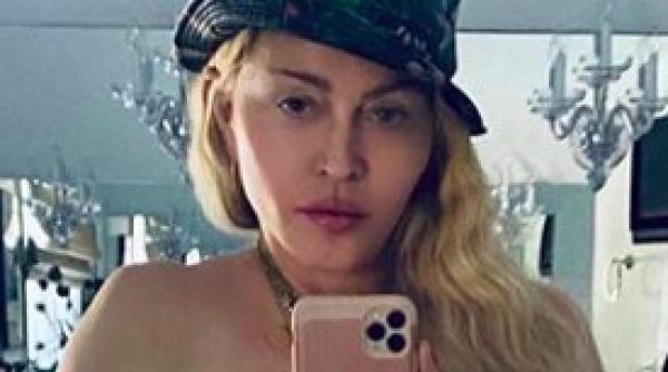madonna si a facut un selfie topless la 61 de ani