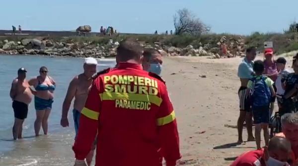alerta la malul marii 4 copii si 3 adulti adusi la mal de salvamari manevre de resuscitare