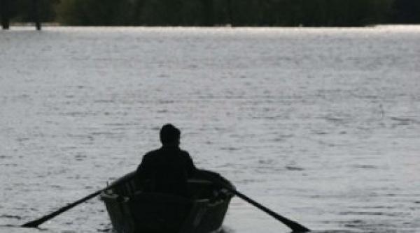 fiul unui celebre actrite gasit singur in barca mama sa disparuta