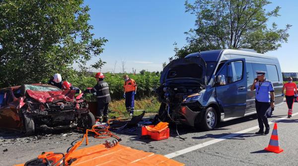 microbuz cu pasageri implicat intr un accident ambulantele intervin la fata locului
