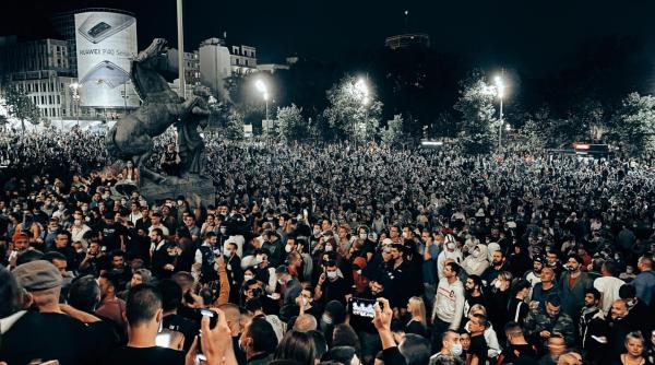 tineri snopiti in bataie de jandarmi desi stateau linistiti pe o banca video cutremurator