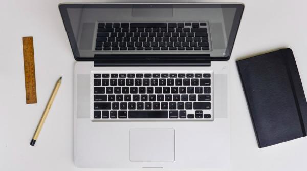 nu faceti asta la laptop ecranul se poate sparge