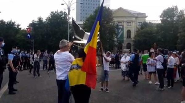 protest anti restrictii in piata victoriei jandarmii intervin imagini live