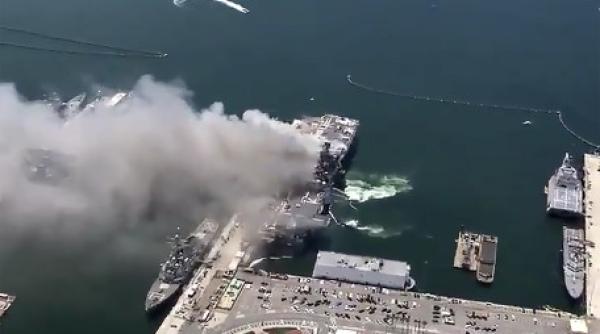 explozie pe un portavion american focul inca arde