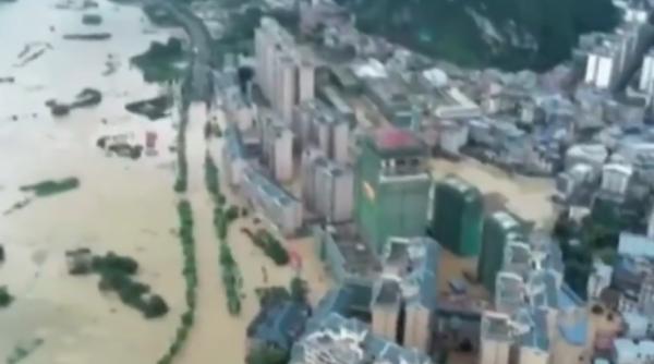 imagini cu inundatiile apocaliptice din china  cel putin 140 de morti  orasul wuhan  amenintat de viituri