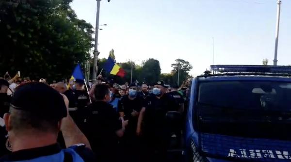 barbat incatusat in piata victoriei tu ce cauti ma aici rezistentule