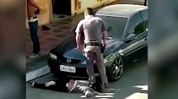 video momentul in care un politist calca o femeie pe gat imaginile au starnit reactii dure