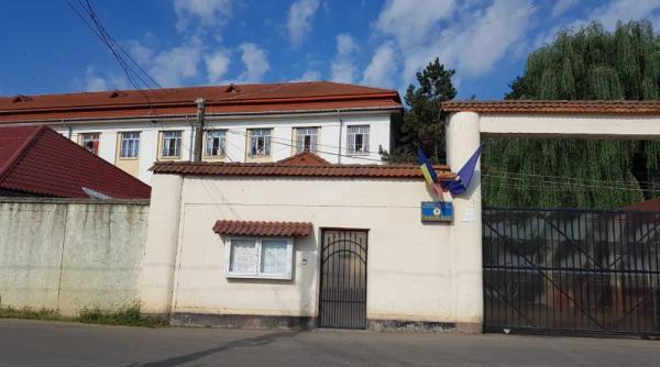 se intampla acum  scandal la penitenciarul gaesti  un detinut protesteaza pe cladire