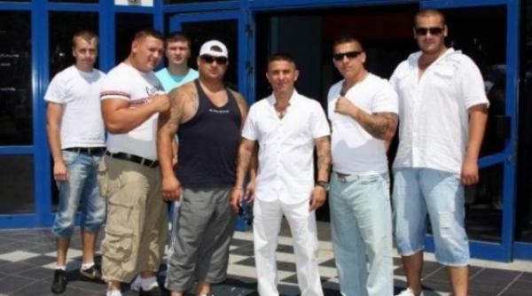 interlop din clanul corduneanu scandal la piscina bag 20 de cutite in tine