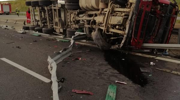 camion incarcat cu nisip rasturnat pe autostrada 10 trafic restrictionat