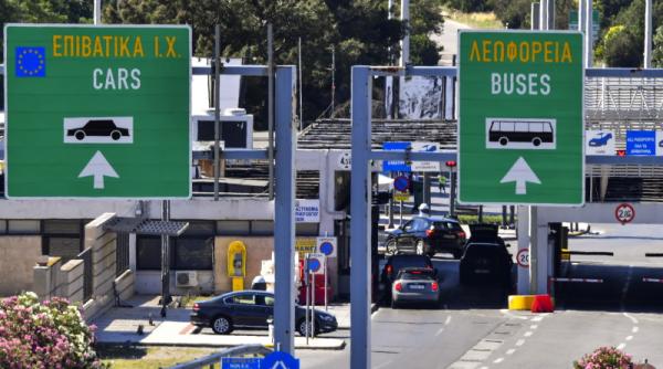 cozi uriase la intrarea in grecia sute de romani merg in vacanta