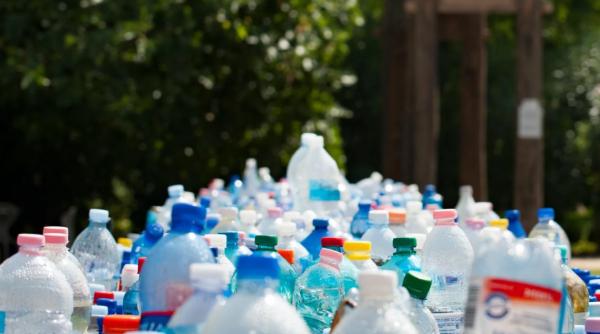 miscari uriase asa nu se vor mai arunca sticlele in apa eliminam pericolul