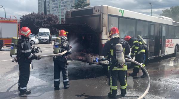 panica in fata garii din brasov un autobuz cu pasageri a luat foc