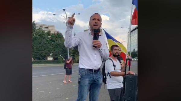 protest piata victoriei 19 iulie video live chitic aplaudat de multime o rog in genunchi