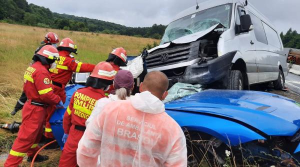 accident grav pe dn 1 un microbuz cu pasageri a ajuns peste o masina