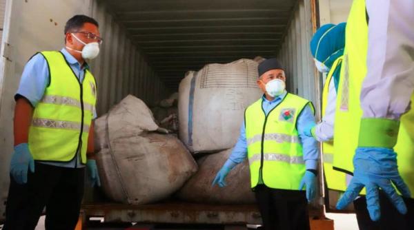 cnn  containere cu deseuri din romania  aruncate intr un port din malaezia  se solicita ancheta interpol