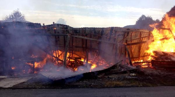 incendiu violent la o fabrica de cherestea in arges