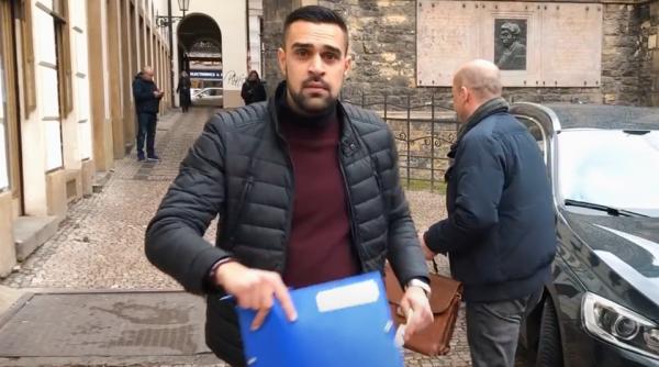 inselatorie romaneasca demascata in praga tineri prinsi pe strada cu minciuna video