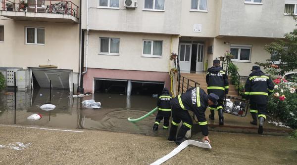 inundatii in 11 judete din tara  cioban izolat de ape  salvat de pompieri