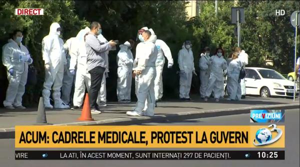 medicii protest in fata guvernului imbracati in combinezoane