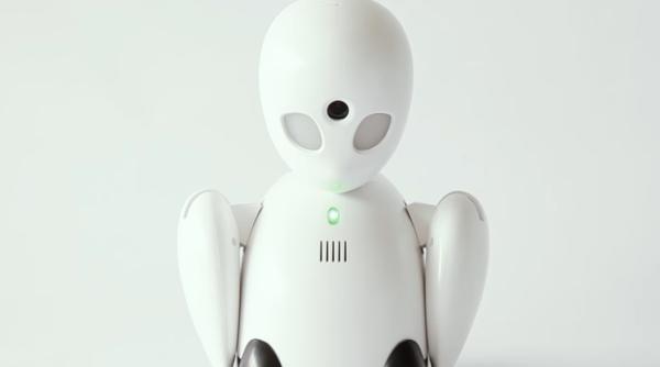 primul fast food care a angajat un robot  vezi ce poate face