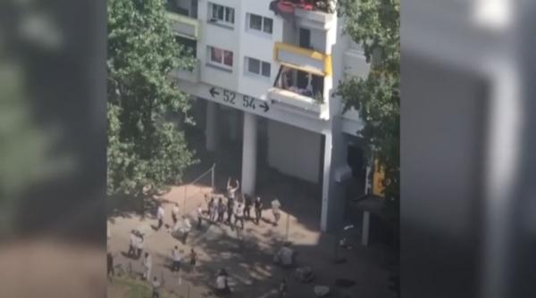 video socant doi copii se arunca de la etaj pentru a scapa dintr un incendiu  au fost prinsi de spectatori