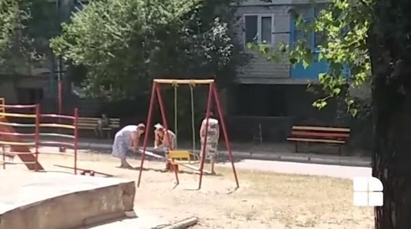 trei pensionare filmate cand taiau un balansoar cu fierastraul