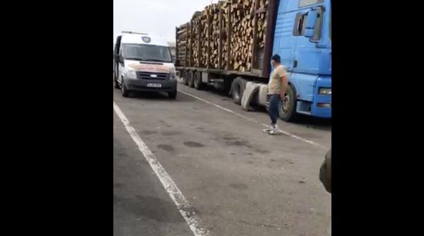 transport de lemne oprit in trafic garda forestiera a ajuns dupa 20 de ore aplauze sau moment de reculegere video live