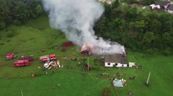 cod rosu de vreme severa casa in flacari dupa ce a fost lovita de trasnet