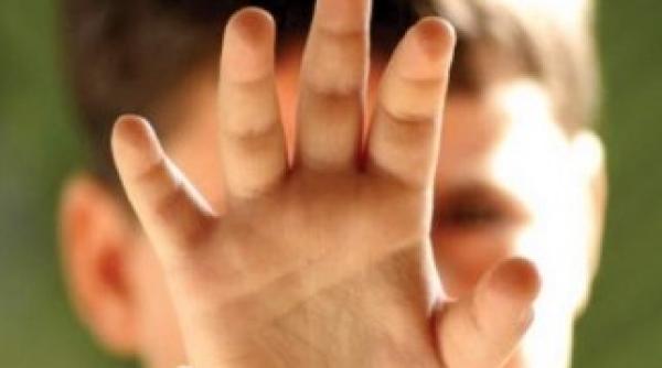 copil batut de mama sa pe malul dunarii femeia este cercetata de politie