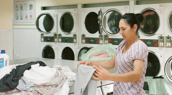 cum scapi de petele de grasime de pe haine 5 trucuri eficiente si simple