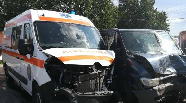 ambulanta implicata intr un accident cu un microbuz la tifesti vrancea