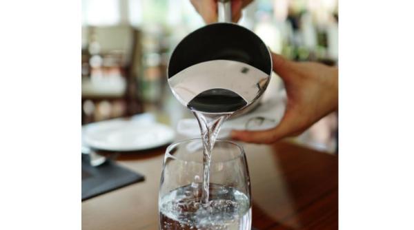 ce se intampla in corpul tau daca bei apa in timpul mesei