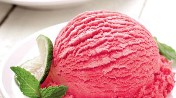desert de sezon simplu si sanatos inghetata de pepene rosu