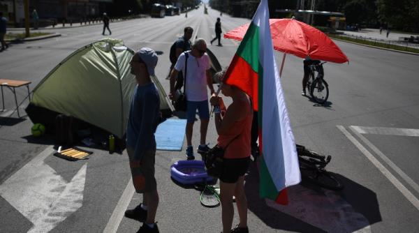 dezastru in bulgaria protestatarii instaleaza corturi de campanie in centrul sofiei traficul blocat