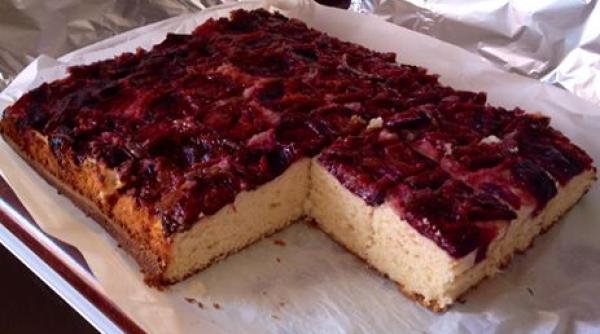 prajitura rasturnata cu prune senzatie pentru papilele gustative