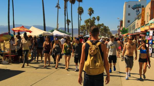 roman prins cand incerca sa si vanda copilul unor turisti pe plaja