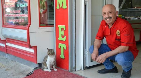 un macelar a ridicat statuie celui mai fidel client