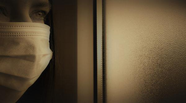 femeie decedata ignorata de teama covid fiica nu mai pot sa stau cu mortul in casa