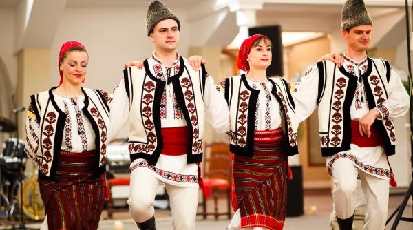 rusii au gasit solutia cum se danseaza cu respectarea distantarii fizice video viral