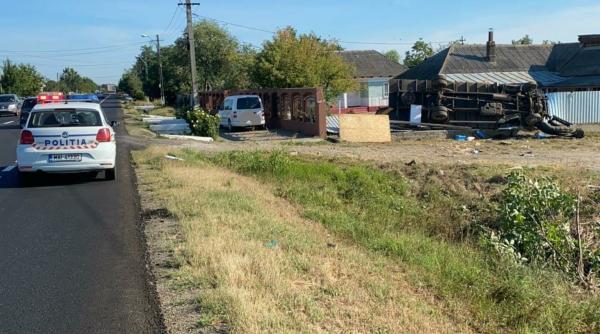 sperietura teribila pentru o familie  camion rasturnat in curtea casei  in toiul noptii  soferul ar fi adormit la volan