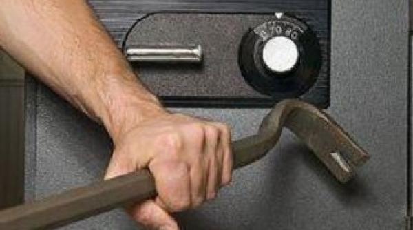 uluitor a furat banii cu tot cu seif isprava unui roman din germania