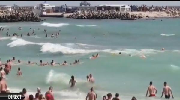 inconstienta la malul marii  s a facut lant uman pentru salvarea unui barbat baut