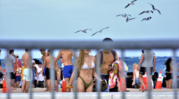 10 din cei 17 tineri care au plecat la mare cu fata ambulantierului infectati cu coronavirus