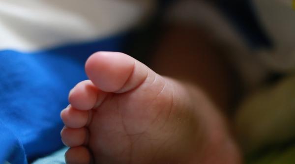 o femeie a nascut in toaleta unei benzinarii din satu mare bebelusul abandonat