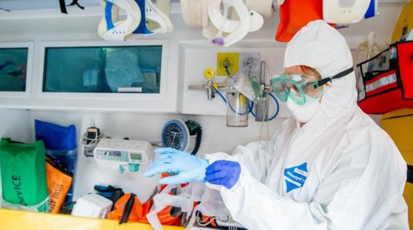 peste 100 de persoane infectate dupa un barbat care a mers la o slujba