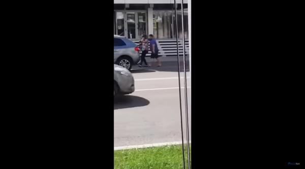 preot filmat in timp ce isi batea sotia pe strada barbatul si a cerut scuze pe facebook