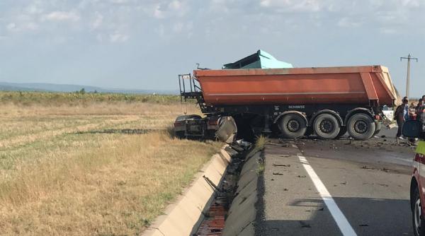 accident mortal in vrancea  trafic blocat pe dn 2d  o femeie a murit  iar un tanar este ranit