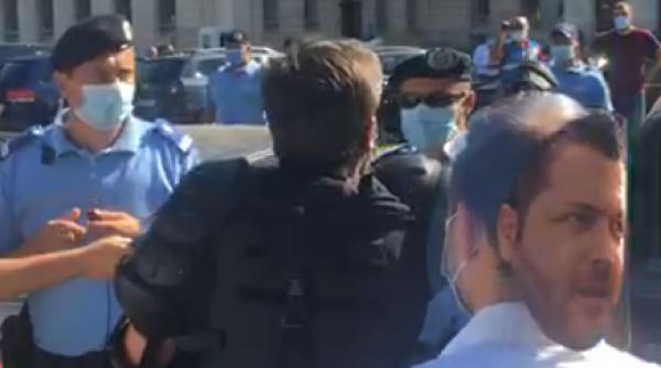 protest 10 august scandal cu jandarmii in fata mai